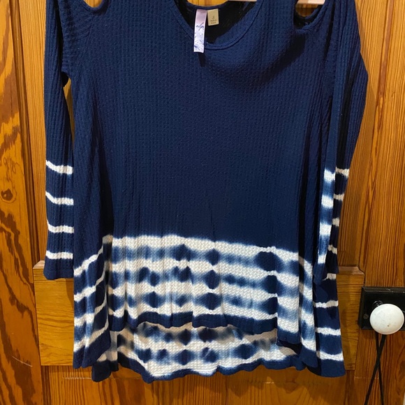 Top - Picture 2 of 2